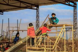 暴力により、アフリンからアレッポの農村部にある避難民キャンプに逃れた子どもたち。(2021年1月19日撮影) 
