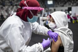 ジャカルタでCOVID-19の予防接種をする医療従事者。(インドネシア、2021年2月4日撮影) 