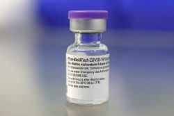 ファイザー・ビオンテック製のCOVID-19ワクチン。(イスラエル、2020年12月撮影)