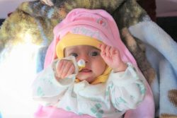 ユニセフが支援するサヌアの病院で、急性栄養不良の治療を受ける生後4カ月のゴフランちゃん。(2020年12月撮影)