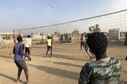 ベンティウにある子どもにやさしい空間で遊ぶ、元子ども兵士のジェームスくん(仮名、右)。ユニセフが支援する社会復帰プログラムを受けている。(2020年1月撮影)