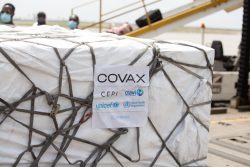 COVAXを通じてアビジャン国際空港に届いた50万4,000回分のCOVID-19ワクチン。(2021年2月26日撮影)