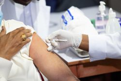 アビジャンにある予防接種センターで、国内最初のCOVID-19ワクチンの接種を受ける様子。(コートジボワール、2021年3月1日撮影)