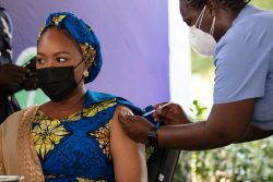 アクラでCOVAXを通じたCOVID-19ワクチンの接種を受ける様子。(ガーナ、2021年3月1日撮影)