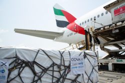 COVAXを通じてアビジャン国際空港に届いたCOVID-19ワクチン。(2021年2月26日撮影)