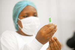国内最初のCOVID-19ワクチンを準備する医療従事者。(アンゴラ、2021年3月2日撮影)