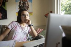コロン県・ガンボアの自宅でパソコンを使い、歴史のオンライン授業を受ける15歳のローラさん。(パナマ、2020年4月撮影)