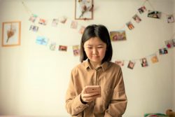 国内で行われるオンラインキャンペーンに、ボランティアで参加する16歳のカラムカスさん。身体の健康やメンタルヘルスを守る方法、誤情報への対処方法や隔離中の過ごし方などウェビナーを通じて学んだ。(カザフスタン、2020年10月撮影)