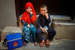 ラワルピンディーでポリオの予防接種を受け、小指に印をつけてもらった子どもたち。(パキスタン、2020年9月撮影)