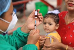 首都カトマンズのカランキにある予防接種センターで、MR(はしか・ 風疹混合)ワクチンの準備をする医療従事者。(ネパール、2020年7月撮影)