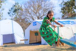 州都メケレにある国内避難民キャンプの小学校の子どもにやさしい空間で遊ぶ女の子。(2021年2月22日撮影)