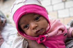 ティグライ州中央部のシレからアディグラットへ避難し、小学校の教室で生まれた生後2カ月の赤ちゃん。まだ予防接種をひとつも受けられていない。(2021年2月22日撮影)