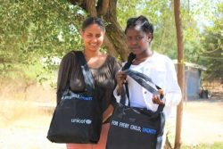 子どもの保護プログラムとして、ユニセフから尊厳回復キットを受け取った18歳のフェベンさん(左)と20歳のセナイトさん(右)。(2021年1月撮影)