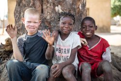 北部にあるFerkessédougouの村の外で遊ぶ子どもたち。(コートジボワール、2021年1月撮影)