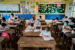 カンポット州の小学校で、距離を空けて授業に参加する子どもたち。(カンボジア、2020年9月撮影)