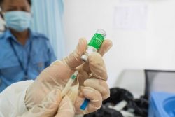 プノンペンにある国立小児科病院で、COVID-19ワクチンの準備をする医療従事者。(カンボジア、2021年3月11日撮影)