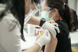 COVID-19の予防接種を受ける医療従事者。(フィリピン、2021年3月6日撮影)