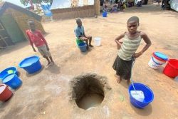 カボ・デルガド州の村で、井戸から水を汲む子どもたち。ここには紛争により家を失った人たちを受け入れる仮設住居がある。(2021年4月1日撮影)