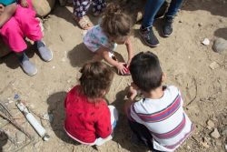 バハ・カリフォルニア州のティファナ市にある、移民のための避難所で遊ぶ子どもたち。(2021年4月14日撮影)