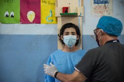 ペタレ近くの学校で、栄養検査を受ける14歳のホセさん。(ベネズエラ、2020年10月撮影)