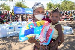 カボ・デルガド州のNagua避難所で、マラリア予防のためのユニセフの蚊帳を受け取った親子。(モザンビーク、2020年11月撮影)