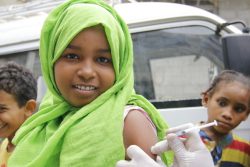 アデンのクリニックで、ジフテリアの予防接種を受ける11歳のマナーさん。(イエメン、2020年7月撮影)