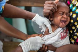 キンシャサの保健センターで、2回目のはしかと黄熱病の予防接種を受ける生後9カ月の赤ちゃん。(コンゴ民主共和国、2020年6月撮影)