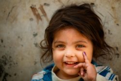 ラホールでポリオの予防接種を受け、小指に印をつけてもらった3歳の女の子。(パキスタン、2021年1月撮影)