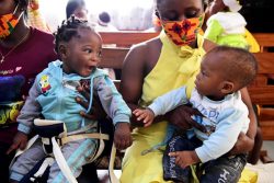 南西部にあるブエナの保健センターで、予防接種の順番待ちの間に遊ぶ赤ちゃんたち。(カメルーン、2021年2月撮影) 