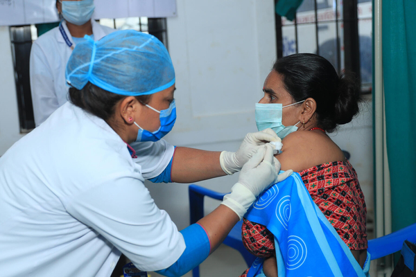 中北部にあるゴルカ郡の保健センターでCOVID-19の予防接種を受ける医療従事者。(ネパール、2021年4月21日撮影)