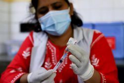 ニューデリーにある予防接種センターで、COVID-19の予防接種の準備をする医療従事者。(インド、2021年5月5日撮影)