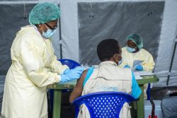 北キブ州ゴマでCOVID-19の予防接種を受けるユニセフのスタッフ。(コンゴ民主共和国、2021年5月6日撮影)