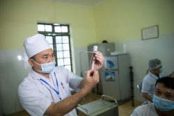 COVAXを通じてバクザン省に届いたCOVID-19ワクチンで、予防接種の準備をする医療従事者。(ベトナム、2021年4月26日撮影)
