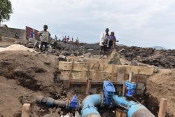 現在、ゴマの8つの地区に水を供給しているバイパス配管システムの近くで、遊ぶ子どもたち。(2021年6月4日撮影)