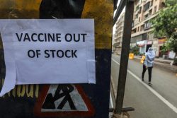 ムンバイのDahisar地区にある予防接種センターの外に貼られた、ワクチンの備蓄がないことを示す張り紙。(インド、2021年4月30日撮影)