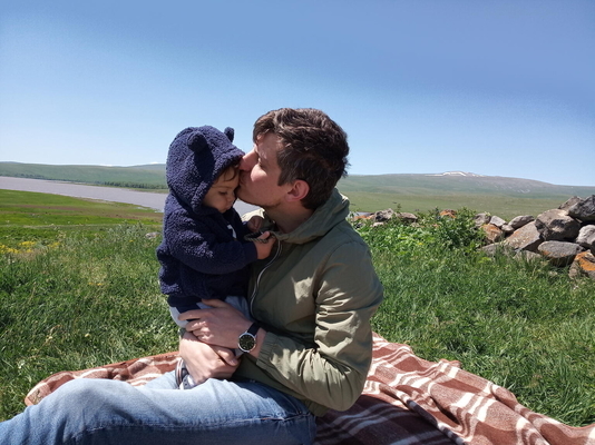 2歳の息子のアレグちゃんと一日中遊ぶ父親。(アルメニア、2020年9月撮影)
