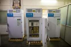 ウッタル・プラデーシュ州の病院にあるユニセフが支援した冷蔵庫にワクチンを保管する様子。(インド、2021年5月20日撮影)