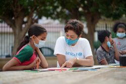 大規模爆発の影響を受けた子どもと話すユニセフ・レバノン事務所の杢尾雪絵代表。(2020年10月撮影)