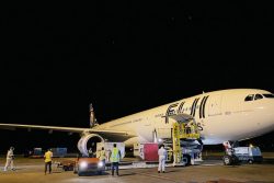 フィジーに新型コロナワクチンが空輸で届いた（2021年3月6日撮影）