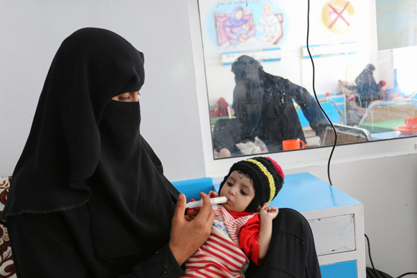 イッブ県にある栄養治療センターで、母親から治療食を食べさせてもらう生後7カ月のウェダッドちゃん。(イエメン、2021年5月撮影)