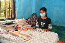 アッサム州にある自宅で勉強をする18歳のプリティさん。(インド、2021年4月撮影)