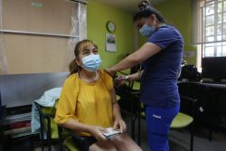 1回目のCOVID-19の予防接種を受ける学校の教師。チリでは教師のワクチン接種を優先的に実施している。(チリ、2021年2月撮影)