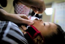 首都カラカスで、経口ポリオワクチンの投与を受ける2歳のマティアスちゃん。(ベネズエラ、2021年5月撮影)