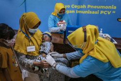 東ジャワ州で、小児用肺炎球菌ワクチン(PCV)を受ける赤ちゃん。(インドネシア、2021年6月撮影)
