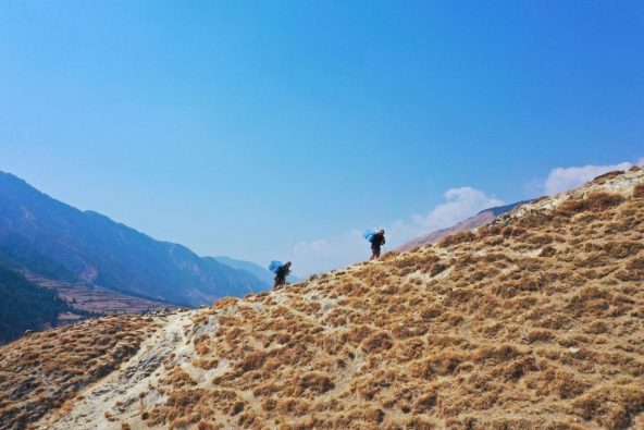 車両が通れない道は、人の足でCOVID-19ワクチンを運ぶ。