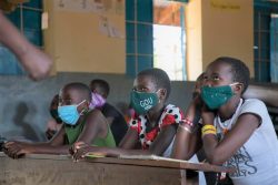 アムダット州の女子小学校で、マスクを着用して授業を受ける子どもたち。(ウガンダ、2021年2月撮影)