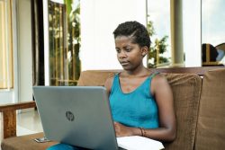 自宅でパソコンを使いオンライン学習に取り組む18歳のイベットさん。(ルワンダ、2020年5月撮影)