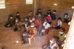 国内避難民キャンプにある小学校で、授業を受ける子どもたち。(モザンビーク、2021年4月撮影)