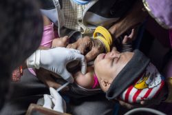 ラージャスターン州でBCG、ロタウイルス、経口ポリオワクチン(OPV)の予防接種を受ける生後5カ月のバグワットちゃん。(インド、2020年12月撮影)