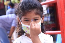 首都カトマンズのカランキにある予防接種センターで、MR(はしか・ 風疹混合)ワクチンを受け、小指の爪に印をつけてもらった女の子。(ネパール、2020年7月撮影)